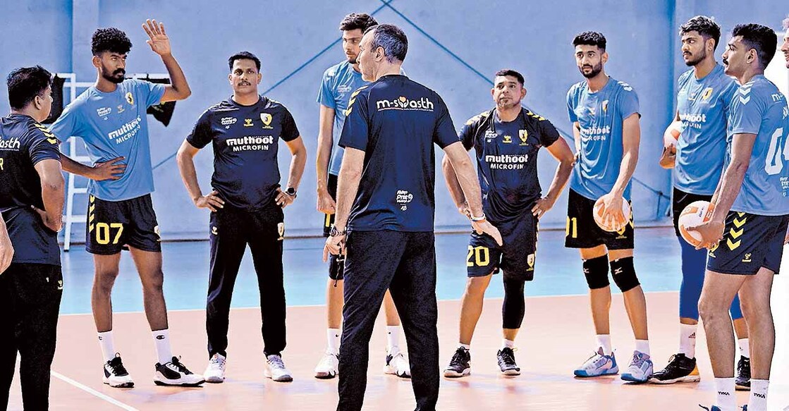 കൊച്ചി ബ്ലൂ സ്പൈക്കേഴ്സ് ടീം ഹെഡ് കോച്ച് ദെയൻ വുലിസെവിച്ചിന്റെ നേതൃത്വത്തിൽ പരിശീലനം നടത്തുന്നു. ചിത്രം: ടോണി ഡൊമിനിക് ∙മനോരമ