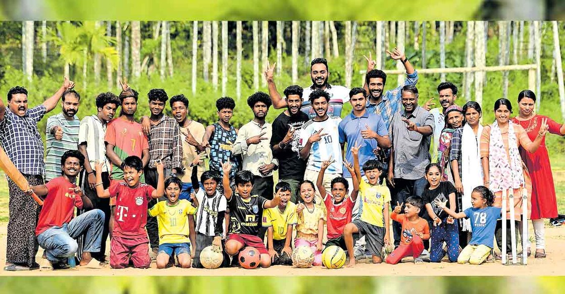 manorama-sports വയനാട് പാപ്ലശേരി ദർശന ആർട്സ് ആൻഡ് സ്പോർട്സ് ക്ലബ്ബിലെ ഭാരവാഹികളും അംഗങ്ങളും മൈതാനത്ത്. ചിത്രം: മനോരമ