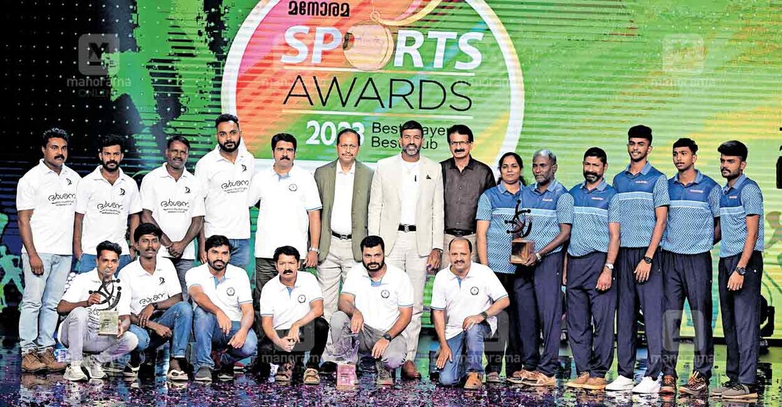 manorama-award മനോരമ സ്പോർട്സ് ക്ലബ് 2023 പുരസ്കാര ജേതാക്കളായ 3 ക്ലബ്ബുകൾ മുഖ്യാതിഥി ടെന്നിസ് താരം രോഹൻ ബൊപ്പണ്ണ, സാന്റാ മോണിക്ക മാനേജിങ് ഡയറക്ടറും ചെയർമാനുമായ ഡെന്നി തോമസ് വട്ടക്കുന്നേൽ, മലയാള മനോരമ അസോഷ്യേറ്റ് എഡിറ്റർ പി.ജെ.ജോർജ് എന്നിവർക്കൊപ്പം ഗ്രാൻഡ് ഫിനാലെ വേദിയിൽ. ചിത്രം: മനോരമ