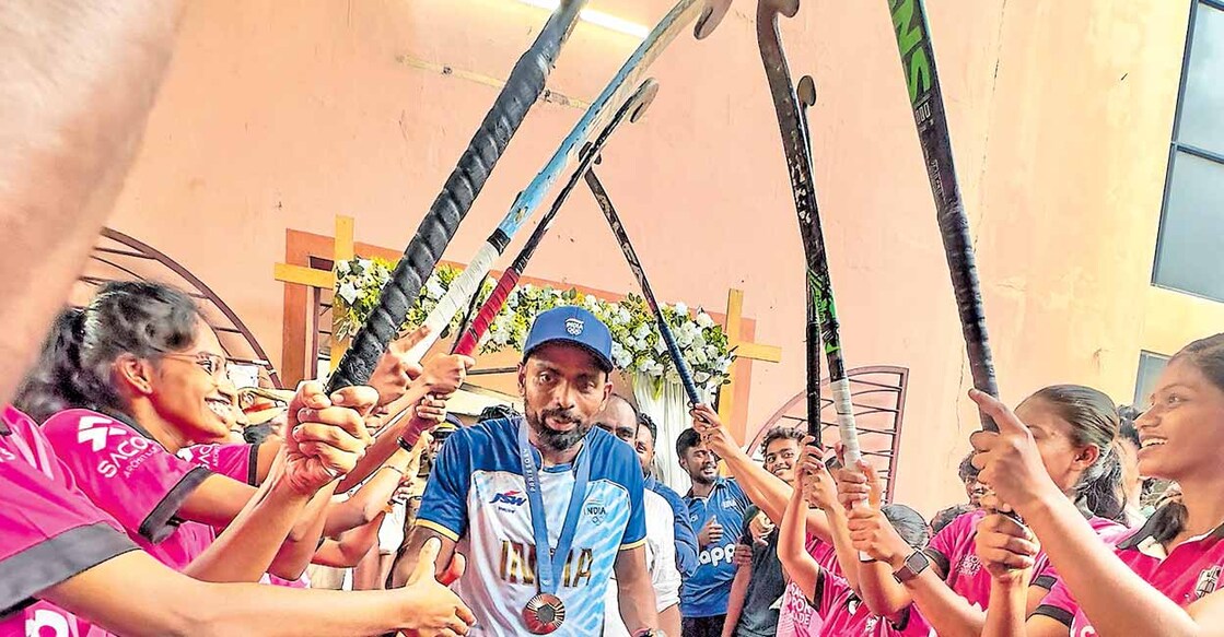 pr-sreejesh പാരിസ് ഒളിംപിക്സിൽ വെങ്കലം നേടിയ ഇന്ത്യൻ പുരുഷ ഹോക്കി ടീമിന്റെ ഗോൾകീപ്പർ പി.ആർ ശ്രീജേഷിന് ആലുവ യുസി കോളജിൽ ഹോക്കി സ്റ്റിക്കുകൾ കൊണ്ട് ഗാർഡ് ഓഫ് ഓണർ നൽകുന്ന വിദ്യാർഥികൾ. ചിത്രം: ഇ.വി ശ്രീകുമാർ/മനോരമ