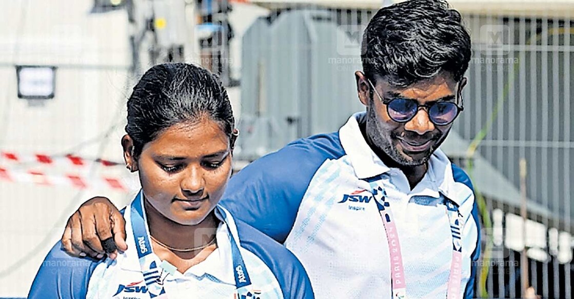 archery ആർച്ചറി മിക്സ്ഡ് ടീം വിഭാഗത്തിൽ നാലാം സ്ഥാനം നേടിയ ഇന്ത്യയുടെ ധീരജ് ബൊമ്മദേവരയും അങ്കിത ഭഗത്തും മത്സരശേഷം. ചിത്രം: മനോരമ