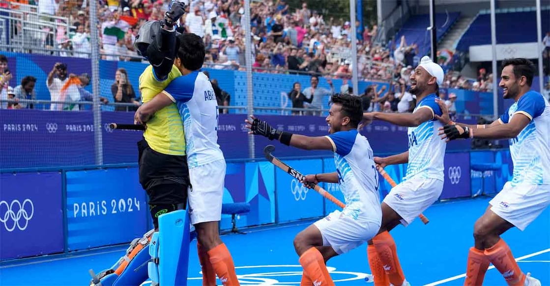 pr-sreejesh-hockey-india മത്സരശേഷം ശ്രീജേഷിനെ അഭിനന്ദിക്കാനായി ഓടിയെടുത്തുന്ന ഇന്ത്യൻ താരങ്ങൾ (പിടിഐ ചിത്രം)
