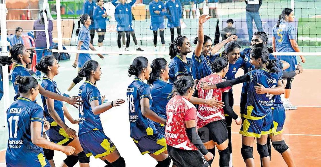 ദേശീയ ഗെയിംസ് വനിത വോളിബോൾ ഫൈനലിൽ വിജയമുറപ്പിച്ചപ്പോൾ കേരള ടീമിന്റെ ആഹ്ലാദം. ചിത്രം: ജിബിൻ ചെമ്പോല / മനോരമ‌‌ 