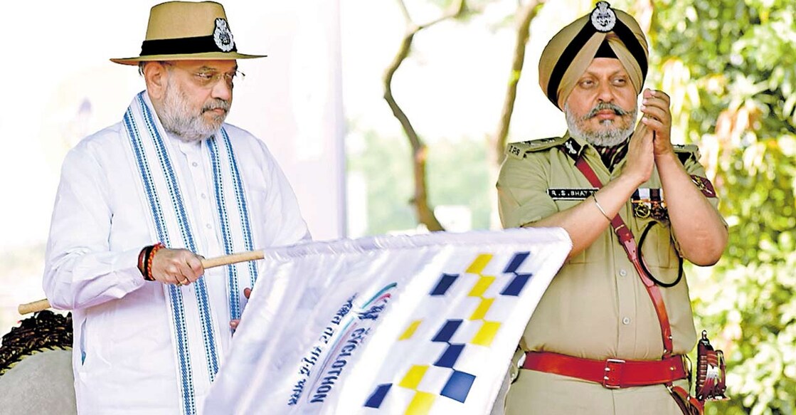 
സിഐഎസ്എഫ് സൈക്ലത്തൺ കേന്ദ്ര ആഭ്യന്തര മന്ത്രി അമിത് ഷാ ഫ്ലാഗ് ഓഫ് ചെയ്യുന്നു. സിഐഎസ്എഫ് ഡയറക്ടർ ജനറൽ രജ്‌വീന്ദർ സിങ് ഭാട്ടി സമീപം