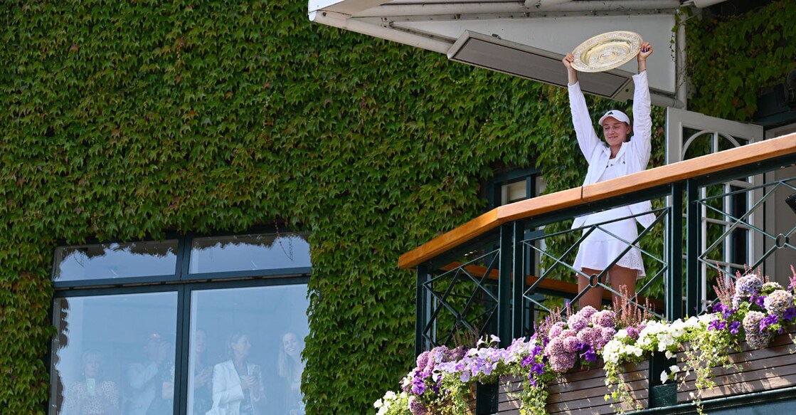 TENNIS-GBR-WIMBLEDON-TROPHY കസഖ്സ്ഥാൻ താരം എലേന റിബകീന വിമ്പിൾഡൻ കിരീടവുമായി (ചിത്രം: SEBASTIEN BOZON / AFP)