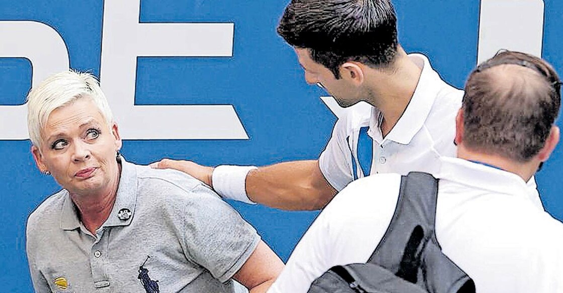 Novak-Djokovic-and-line-reffary ലൈൻ റഫറിയെ ആശ്വസിപ്പിക്കുന്ന ജോക്കോവിച്ച്.
