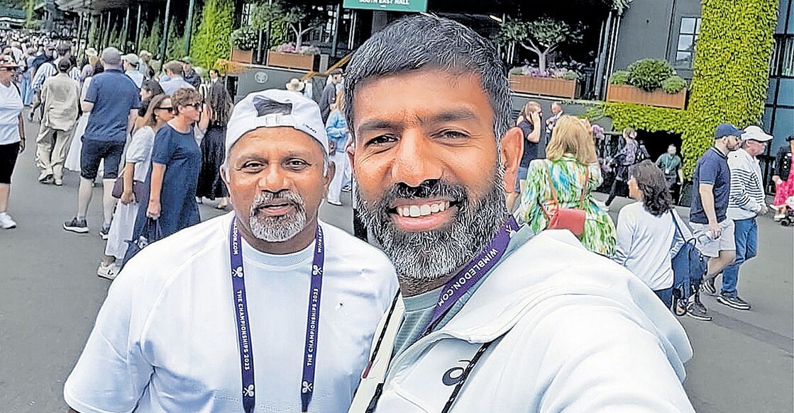 rohan-bopanna ബാലചന്ദ്രൻ മാണിക്കത്ത് (ഇടത്), രോഹൻ ബൊപ്പണ്ണയ്ക്കൊപ്പം വിമ്പിൾഡൻ മത്സരവേദിക്കു പുറത്ത്.