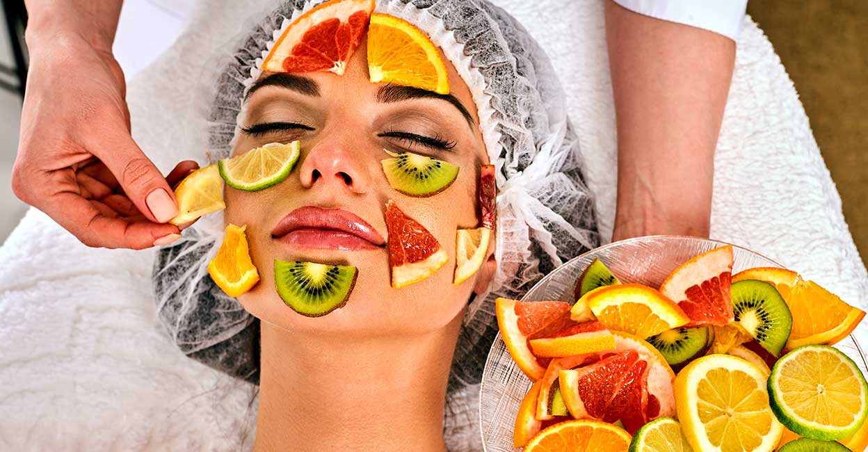 Фруктовые маски для лица. Маски из фруктов для лица в домашних условиях. Маска лицо сверху женщина в едой. Фрукты с Мэн фейс.