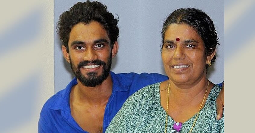 jishnu-with-mother jishnu-with-mother