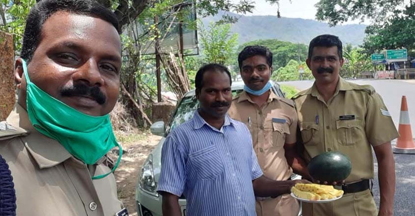 local-people-with-police-officers-on-duty-at-neriamangalam local-people-with-police-officers-on-duty-at-neriamangalam