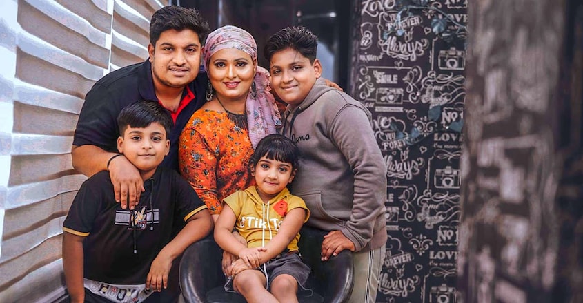 family-photograph-inspiring-stroy-of-cancer-survivor-smisha-arun family-photograph-inspiring-stroy-of-cancer-survivor-smisha-arun