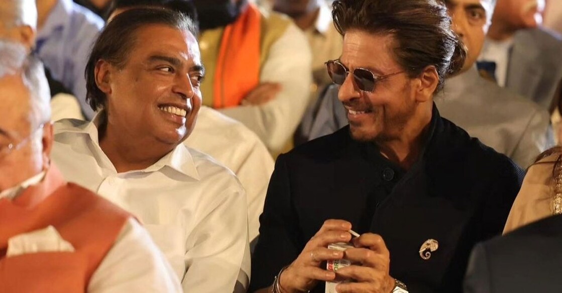 sharukh-ambani സത്യപ്രതിജ്ഞാ ചടങ്ങിനിടെ മുകേഷ് അംബാനിയും ഷാരുഖ് ഖാനും. ചിത്രം: @TeamSRKWarriors/X platform