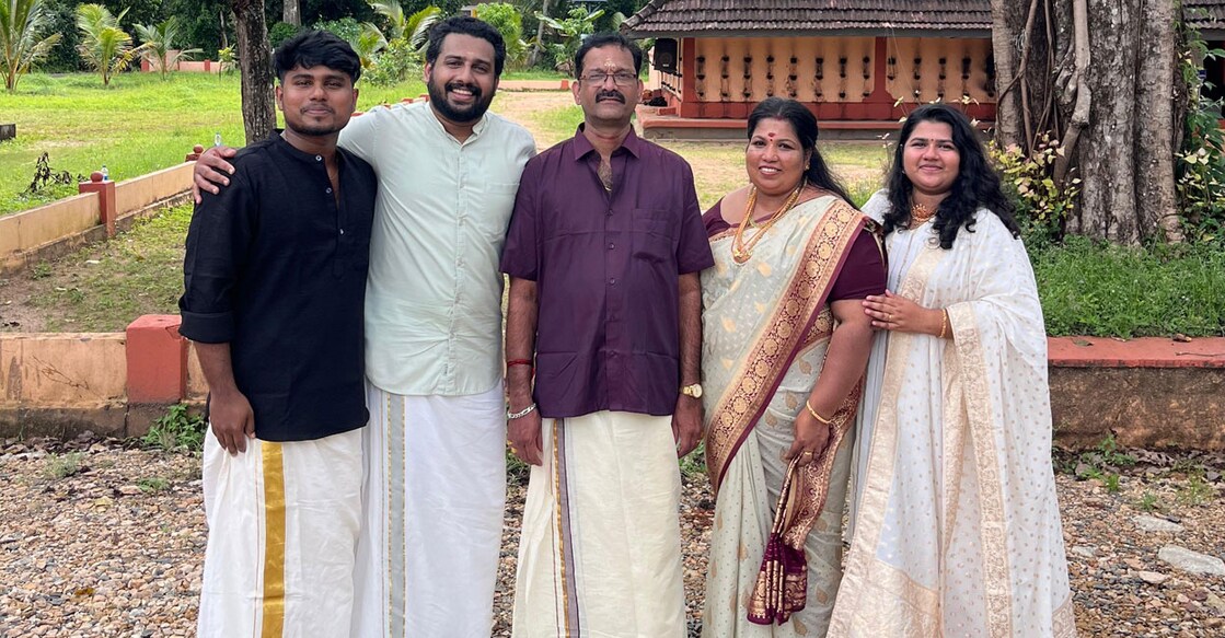 gayathri-main അമ്മയുടെ വിവാഹ വേളയിൽ കുടുംബത്തോടൊപ്പം ഗായത്രി