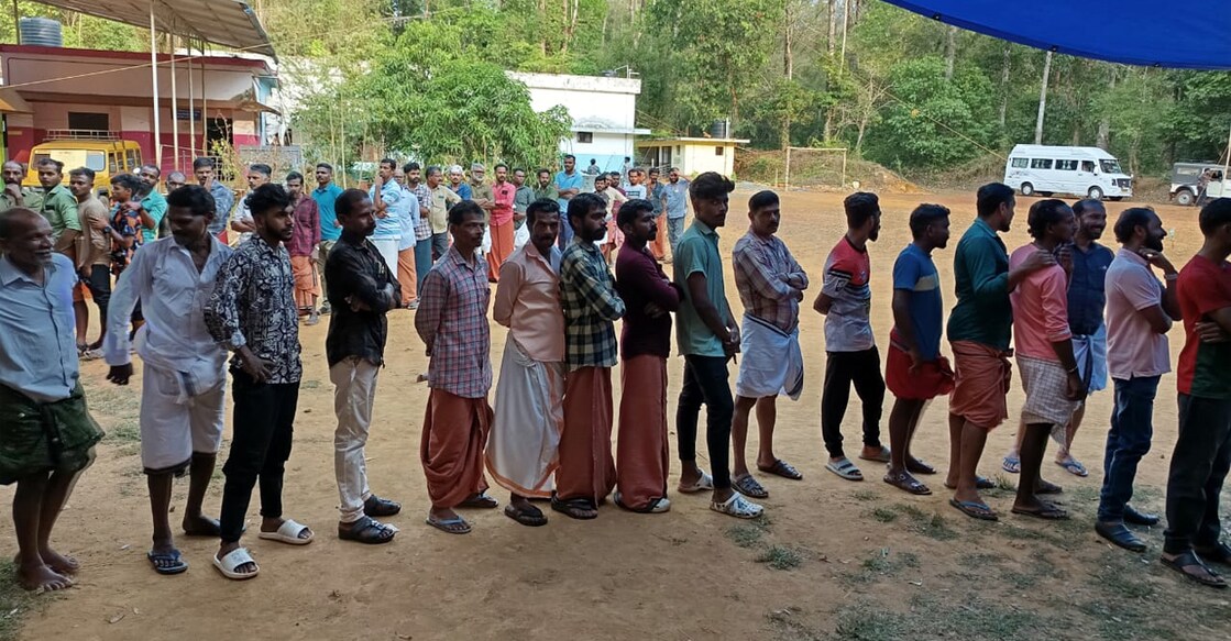 diary-of-a-presiding-officer1 കണ്ണവം വനമേഖലയിലെ പാലയത്തുവയൽ ഗവ. അപ്പർ പ്രൈമറി സ്കൂളിലെ പോളിങ് ബൂത്തിലെ ദൃശ്യം.