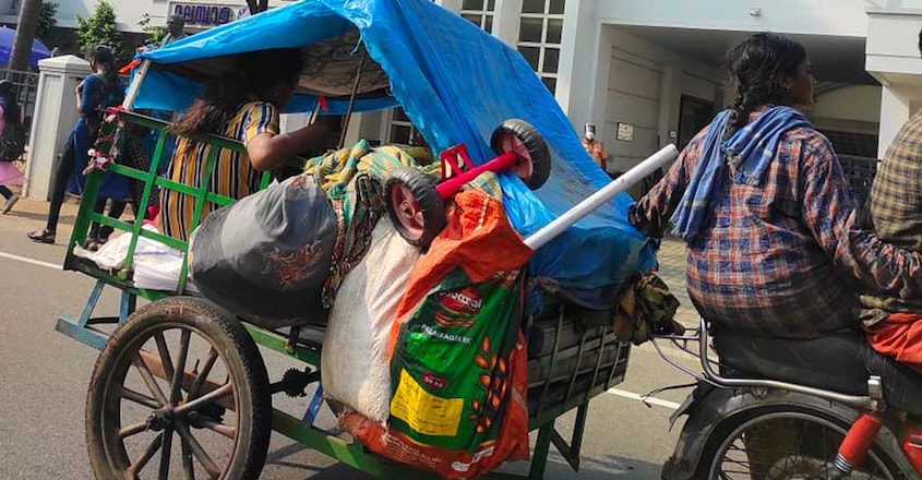 life-on-road-story-of-a-famliy-lives-in-a-makeshift-attachd-to-an-old-jawa-bike-article-image-one life-on-road-story-of-a-famliy-lives-in-a-makeshift-attachd-to-an-old-jawa-bike-article-image-one