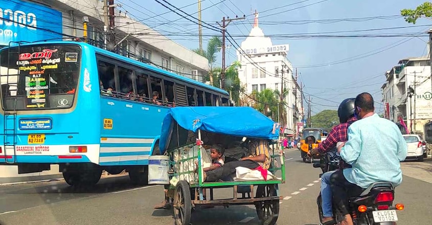 life-on-road-story-of-a-famliy-lives-in-a-makeshift-attachd-to-an-old-jawa-bike-article-image-two life-on-road-story-of-a-famliy-lives-in-a-makeshift-attachd-to-an-old-jawa-bike-article-image-two