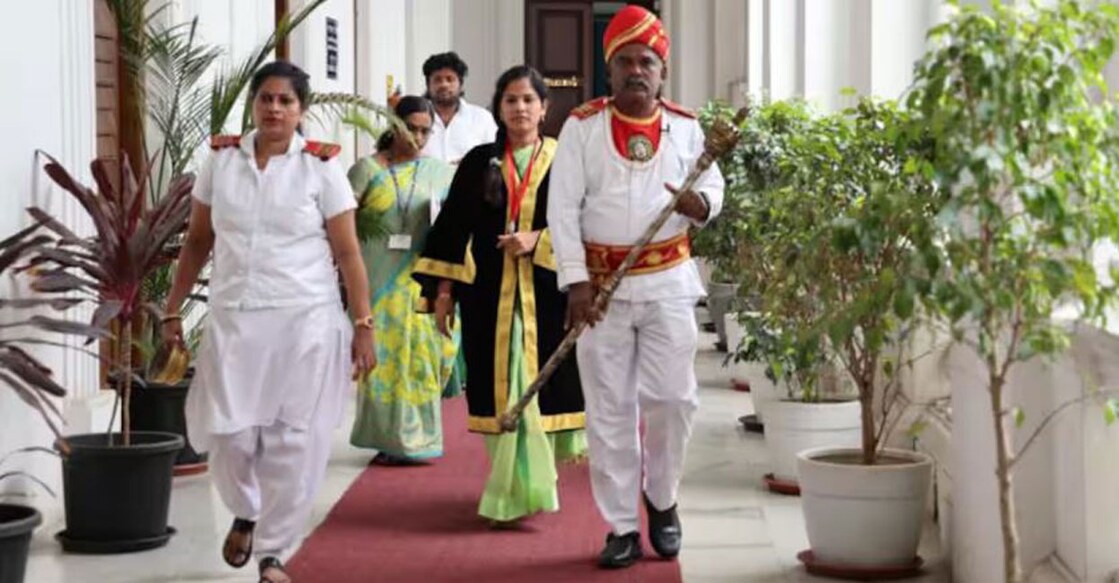 വനിതാ ദഫോദാർ എസ്.ബി. മാധവി മേയർക്കൊപ്പം