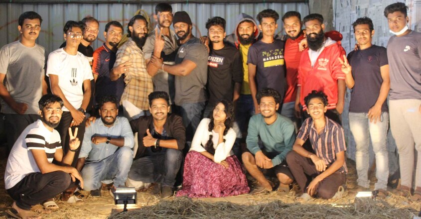 allu-arjun-movie-romeo-and-juliet-fight-scene-recreated-by-youth-at-melmuri allu-arjun-movie-romeo-and-juliet-fight-scene-recreated-by-youth-at-melmuri