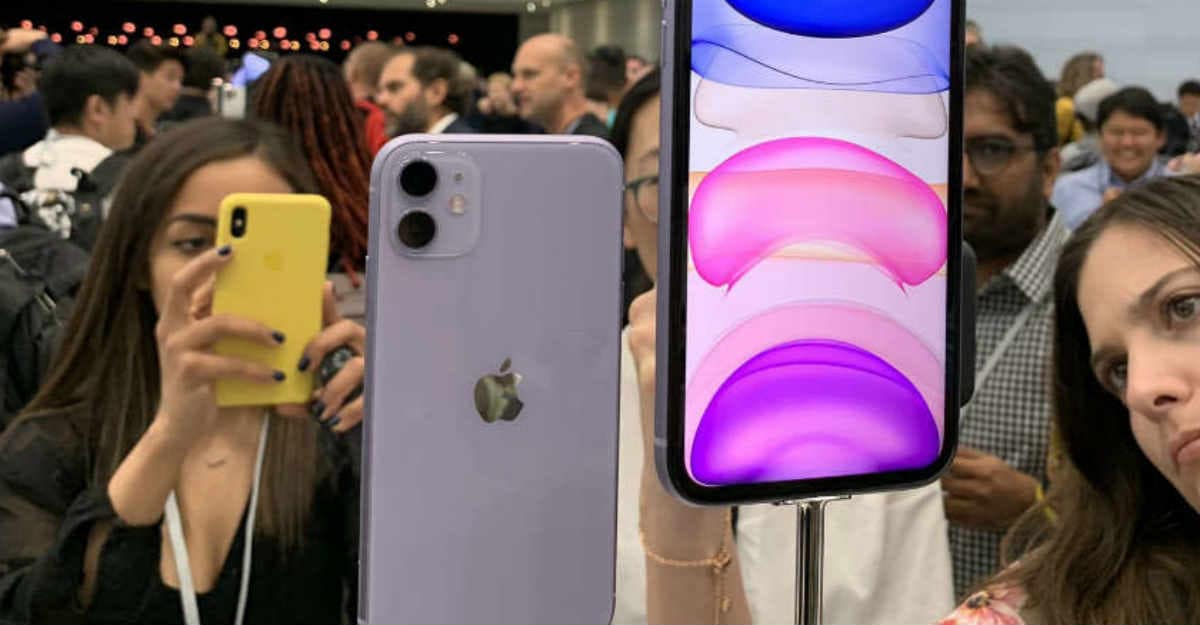 Сколько живут айфоны. Iphone 11 Purple. Iphone 11 вилсаком. Айфон 11 фиолетовый в живую. Айфон 11 в жизни.