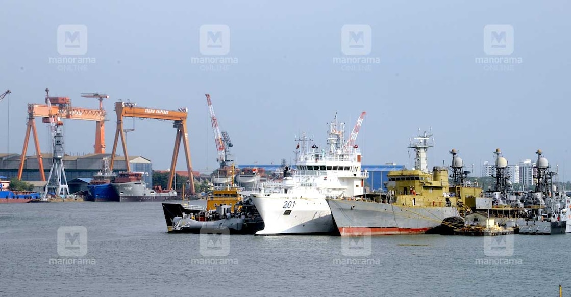 SHIPYARD KOCHI (PHOTO EV SREEKUMAR) കൊച്ചിൻ ഷിപ്യാർഡിന്റെ നേവൽ ഡോക്കിങ് ഏരിയ. (ഫയൽ ചിത്രം: ഇ.വി. ശ്രീകുമാർ)