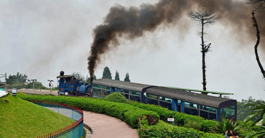 darjeeling-toy-train1 darjeeling-toy-train1