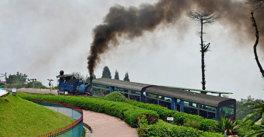 darjeeling-toy-train1 darjeeling-toy-train1