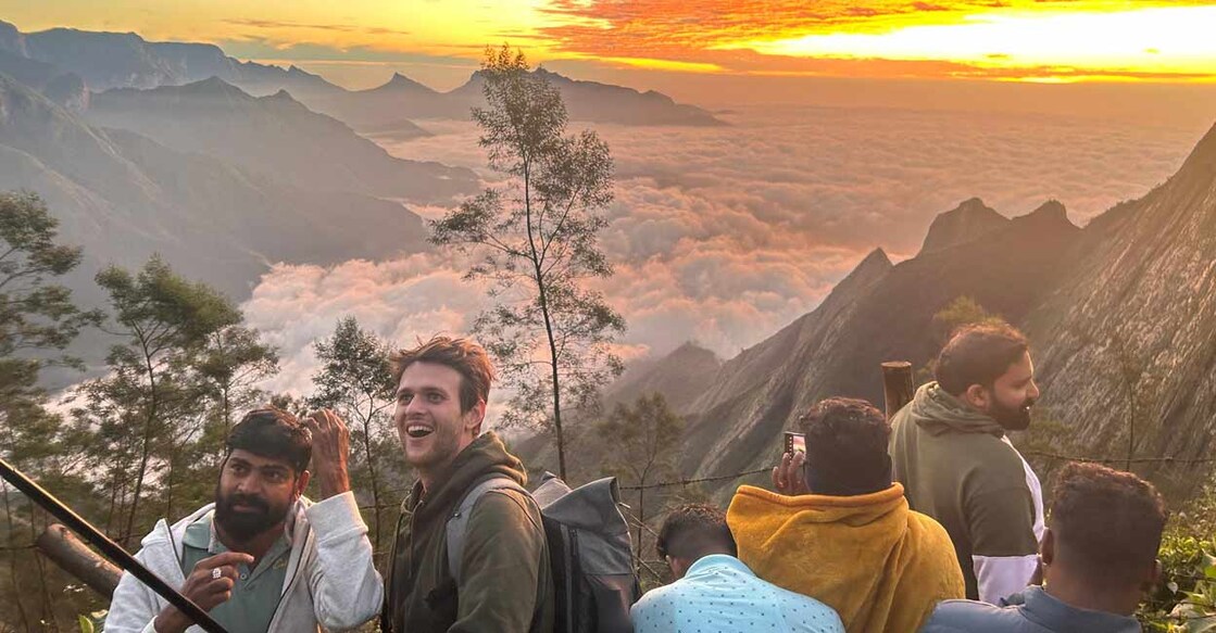 കൊളുക്കുമലയിലെ സൂര്യോദയം. ചിത്രങ്ങൾ: ശരത് എസ്.