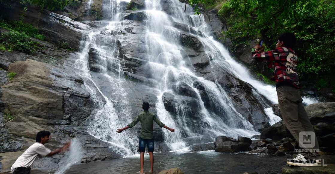 കാനനഛായയിൽ : മഴ പെയ്തു തുടങ്ങിയാൽ ആഹ്ലാദിക്കാൻ മുണ്ടക്കയം തെക്കേമല കാരിവരയിലേക്ക് വരാം. 60 അടിയിലേറെ ഉയരത്തിൽനിന്നു പതിക്കുന്ന കാരിവര വെള്ളച്ചാട്ടം ആസ്വദിക്കാനെത്തിയ കൗമാരത്തിന്റെ കൗതുകം. ചിത്രം : റസൽ ഷാഹുൽ