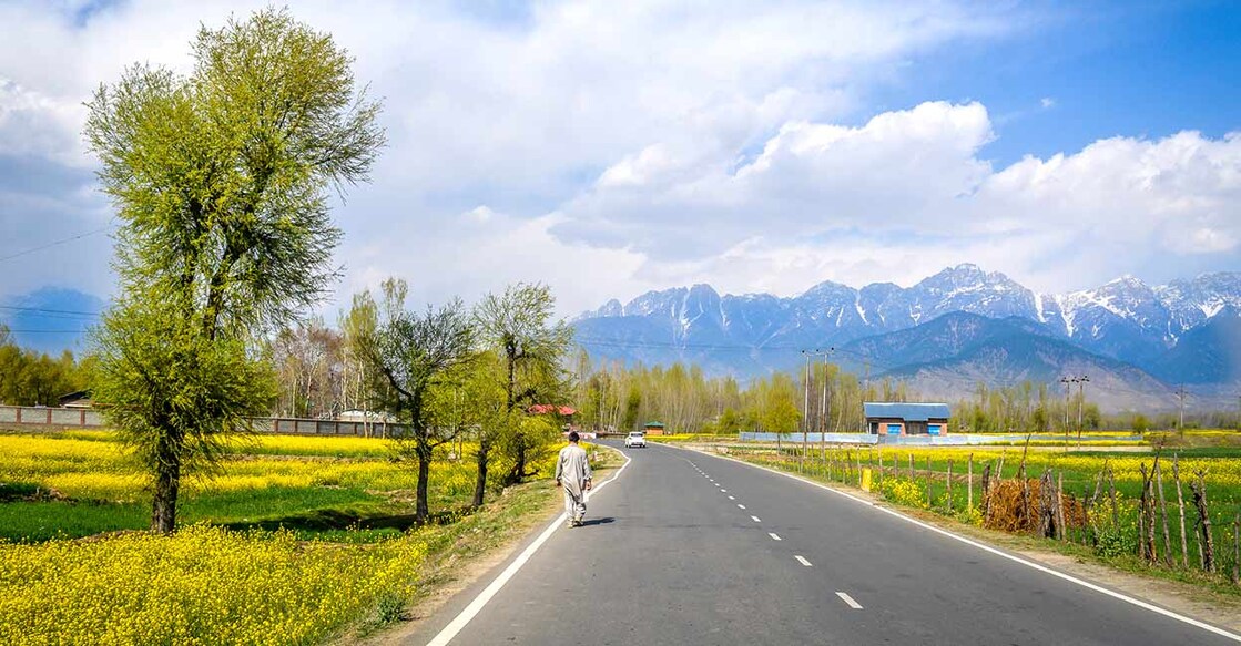 Moving towards Pahalgam. Image Credit : Niladri Sikder/istockphoto