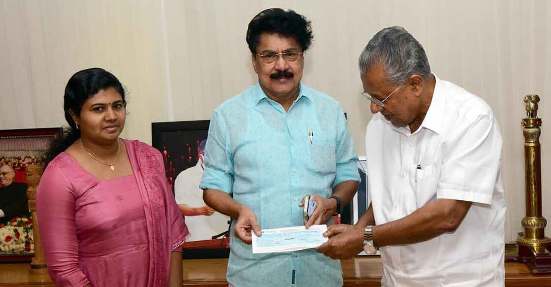 കെടിഡിസി ചെയർമാൻ പി.കെ ശശി, മാനേജിങ് ഡയറക്ടർ ശിഖ സുരേന്ദ്രൻ ഐഎഎസ് ന്റെ സാന്നിധ്യത്തിൽ മുഖ്യമന്ത്രി പിണറായി വിജയന് ചെക്ക് കൈമാറുന്നു.