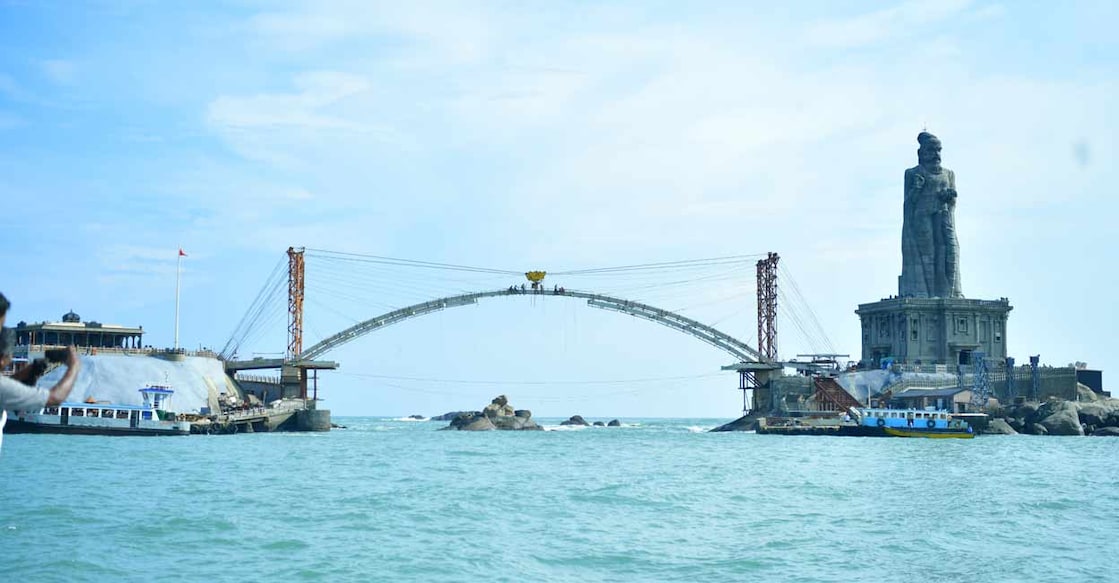 Glass bridge at kanyakumari Thiruvalluvar statue and Vivekanandar. Image Credit: Justin_shutterstock/shutterstock