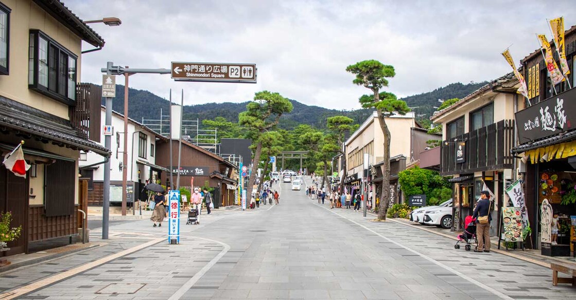 Street leading to the entrance gate of Izumo Taisha Shrine. Image Credit: Koshiro Kiyota/istockphoto