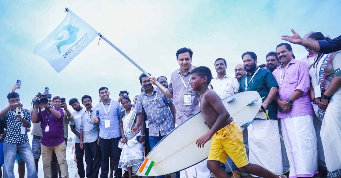 surfing-1 വർക്കലയിലെ രാജ്യാന്തര സർഫിങ് ചാമ്പ്യൻഷിപ്പിൽ പങ്കെടുക്കാൻ ചെന്നൈയിൽ നിന്നുമെത്തിയ പതിമൂന്നുകാരൻ ഹരീഷ്. ടൂറിസം മന്ത്രി പി.എ.മുഹമ്മദ് റിയാസ് സമൂഹമാധ്യമത്തിൽ പങ്കുവച്ച ചിത്രം.