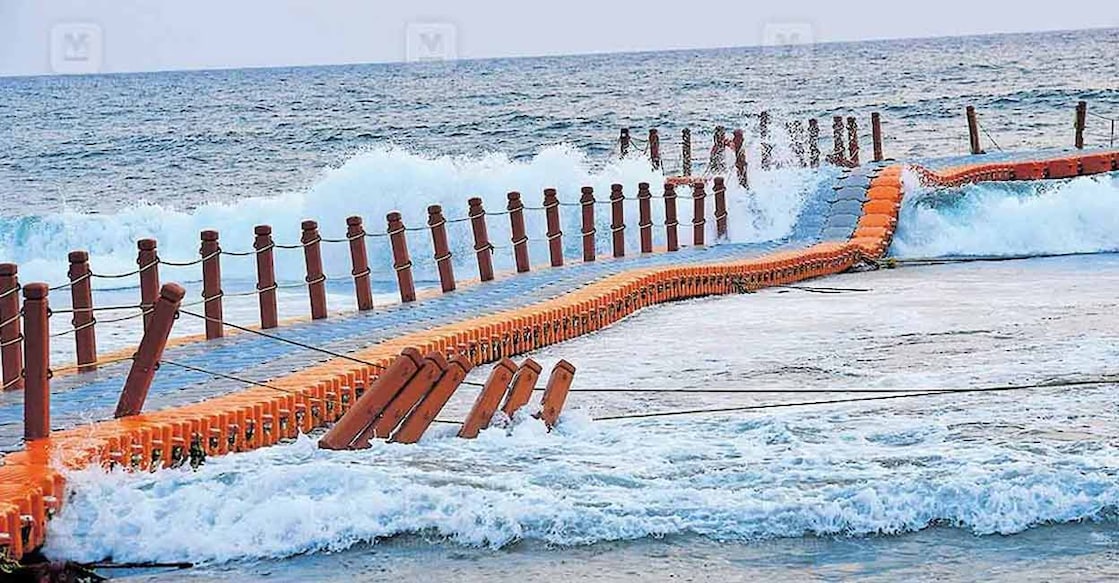 വർക്കല പാപനാശം തീരത്തെ ഫ്ലോട്ടിങ് ബ്രിജ്. (ഫയൽ ചിത്രം)