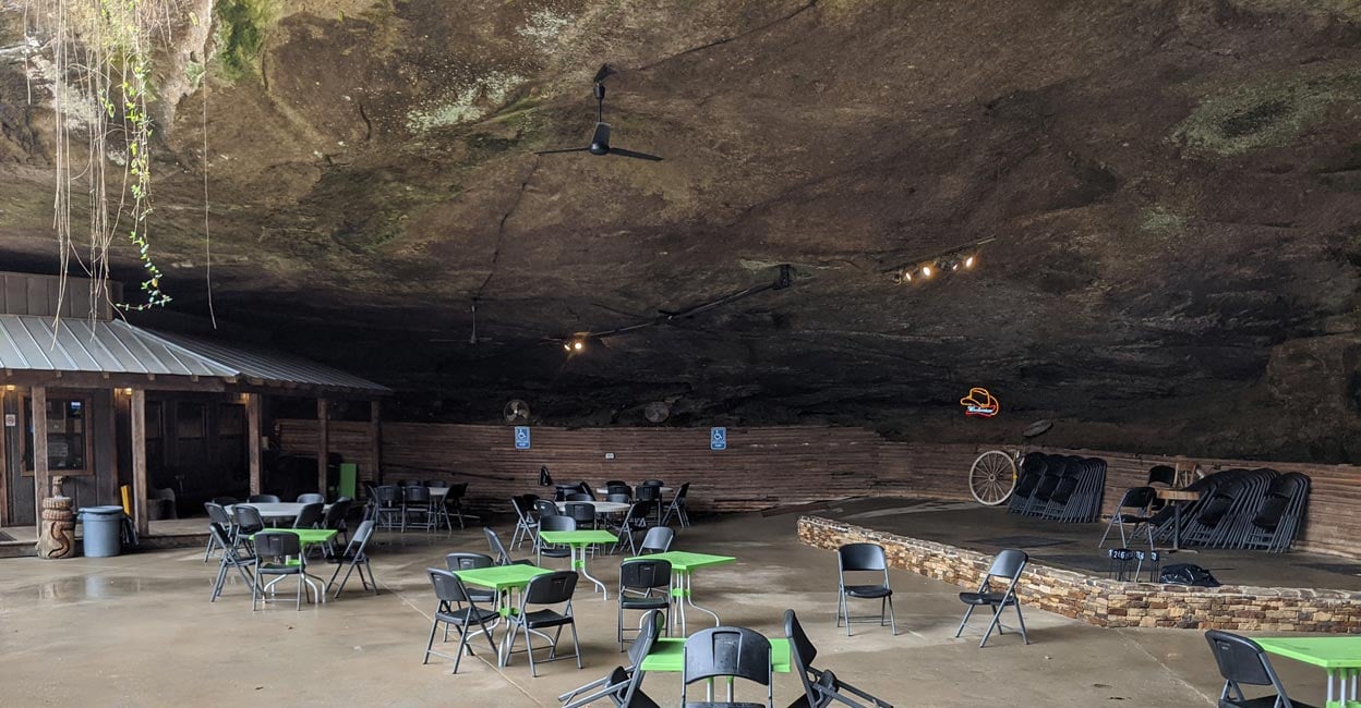 ഗുഹയ്ക്കുള്ളിലെ ഹോട്ടൽ; കാഴ്ചകൾ കണ്ട് ക്യാംപിങ് നടത്താം Rattlesnake