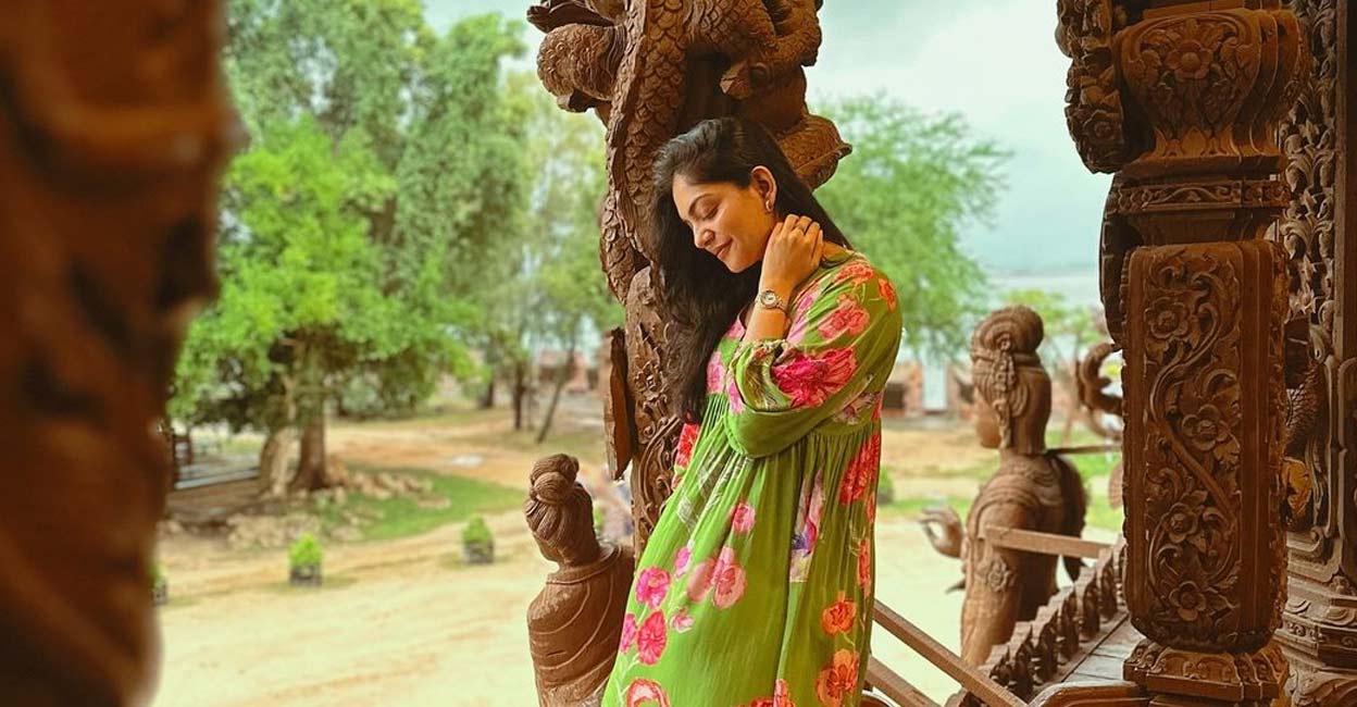 ‘ഇത്തിരി പട്ടായ ഇത്തിരി ബാങ്കോങ്’; അഹാനയുടെ യാത്രാ ചിത്രങ്ങൾക്ക് രസകരമായ കമന്റുമായി ഹൻസു