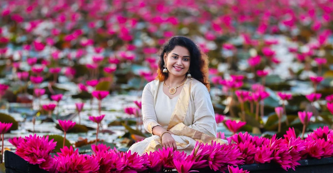soumyasarin-travel ഡോ. സൗമ്യ സരിൻ കൊല്ലാട് ആമ്പൽപാടത്ത് എത്തിയപ്പോൾ. ചിത്രം : സിബി കെ. തമ്പി