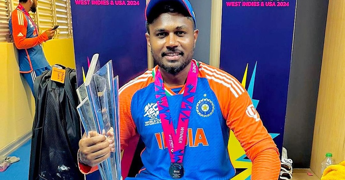 sanju-samson-1 ട്വന്റി20 ലോകകപ്പ് ട്രോഫിയുമായി സഞ്ജു സാംസണ്. Photo: Instagram@SanjuSamson