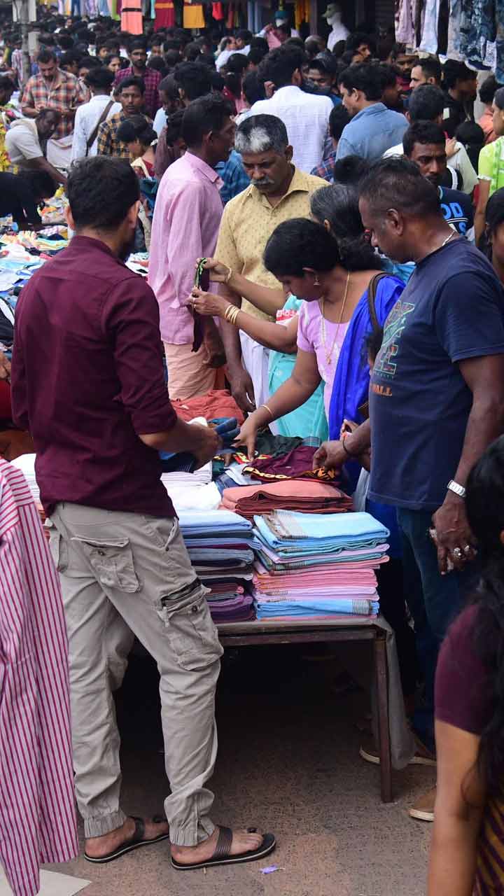 ഉത്രാടത്തലേന്ന് സജീവമായ തൃശൂർ എംഒ റോഡരുകിലെ കച്ചവടത്തിരക്ക്.  ചിത്രം : റസൽ ഷാഹുൽ ∙ മനോരമ
