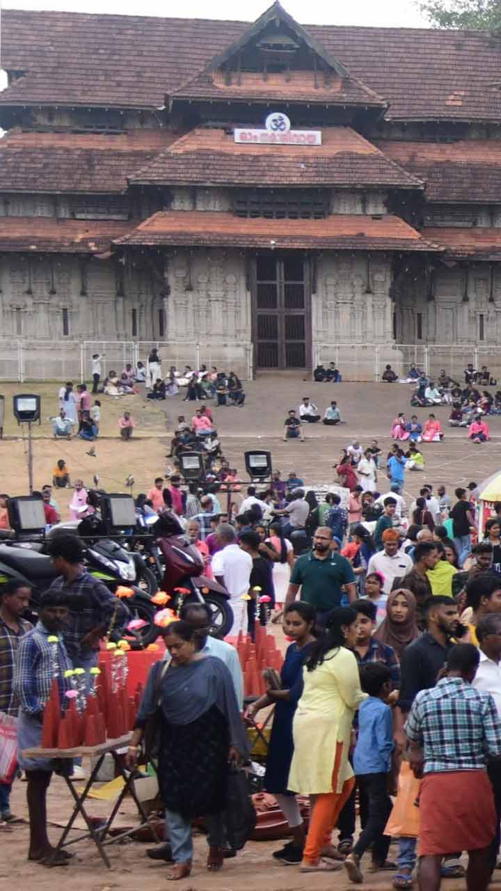 ഉത്രാടത്തലേന്ന് വിവിധ കച്ചവടക്കാരാൽ സജീവമായ തൃശൂർ തേക്കിൻകാട് മൈതാനിയിലെ തിരക്ക്. 
ചിത്രം : റസൽ ഷാഹുൽ ∙ മനോരമ