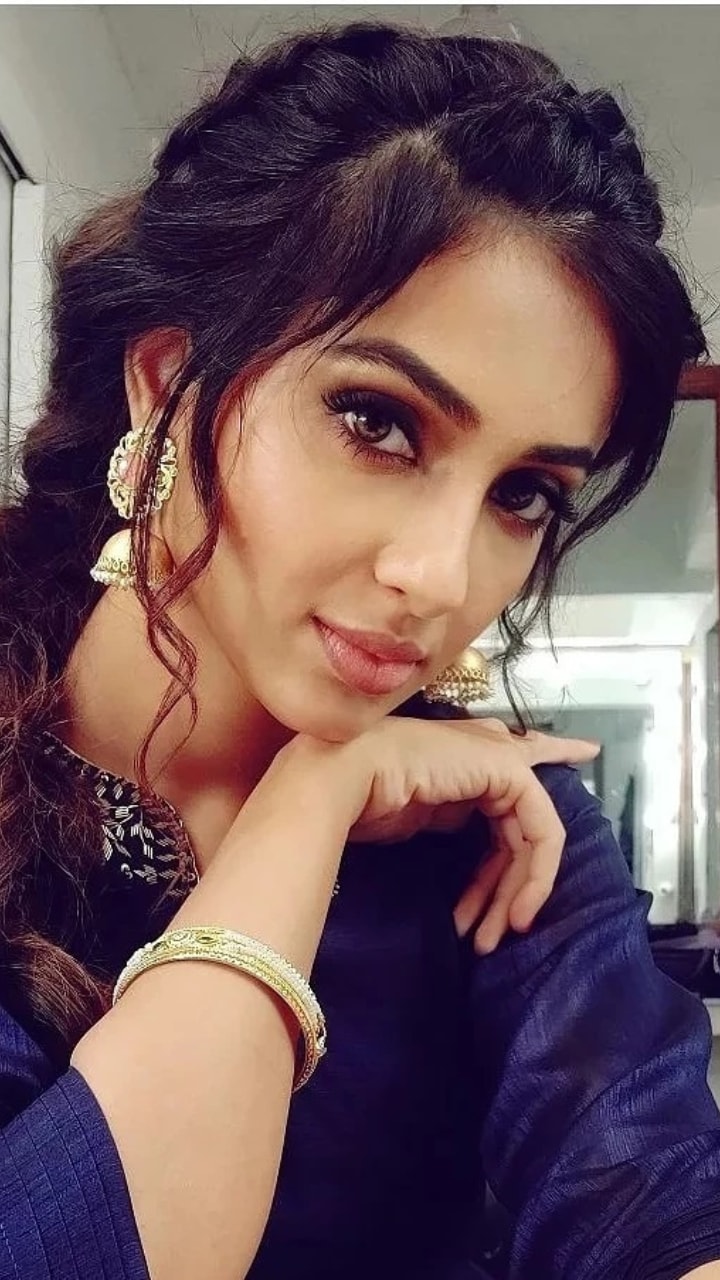 
നാനിയുടെ നായികയായി മജ്നു എന്ന ചിത്രത്തിലൂടെ അരങ്ങേറ്റം


