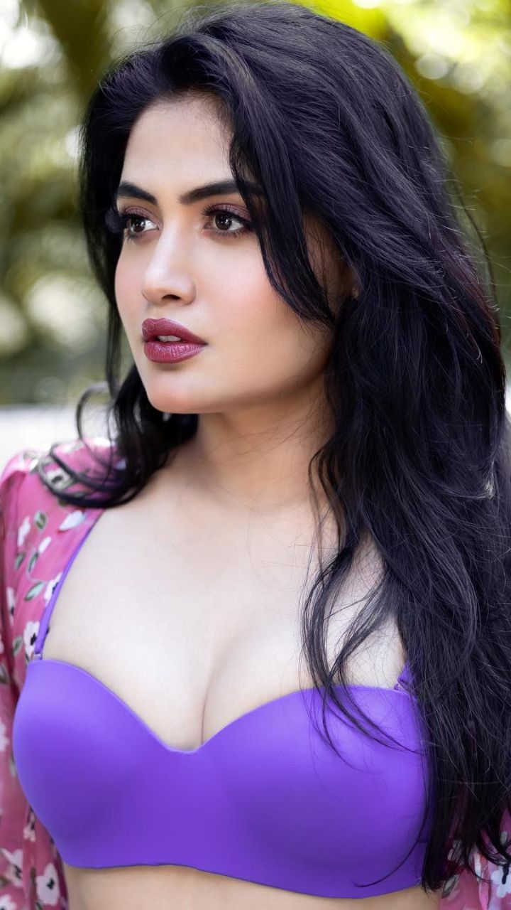Manvi chugh hot