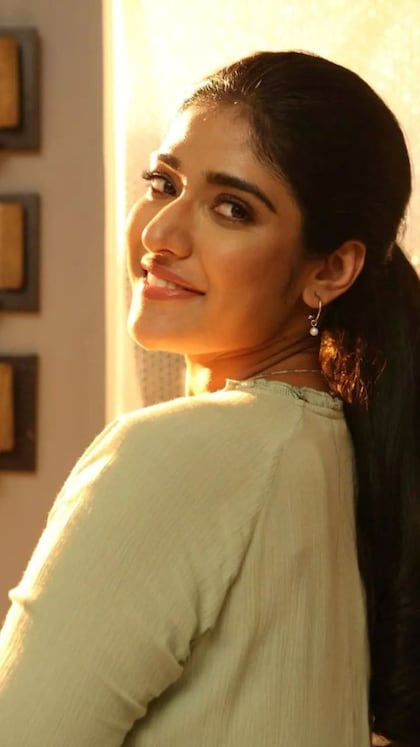 Shali Nivekas - ശാലി നിവേകാസ്