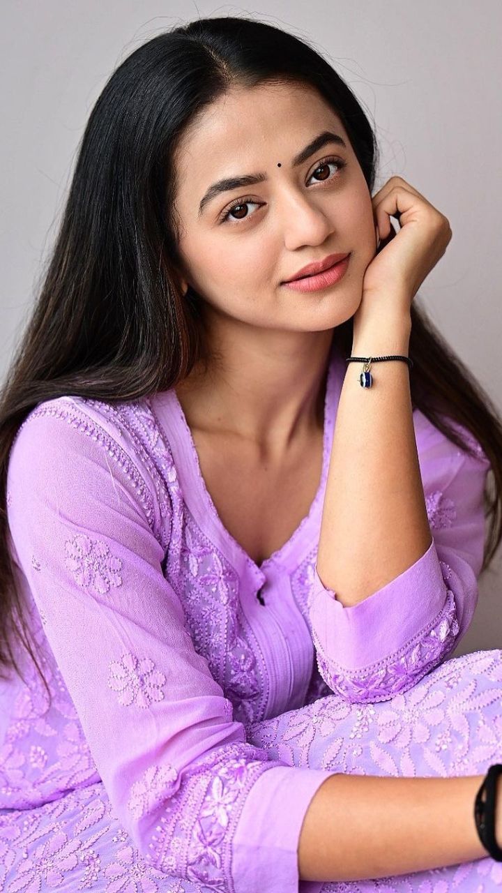 helly shah cleavage