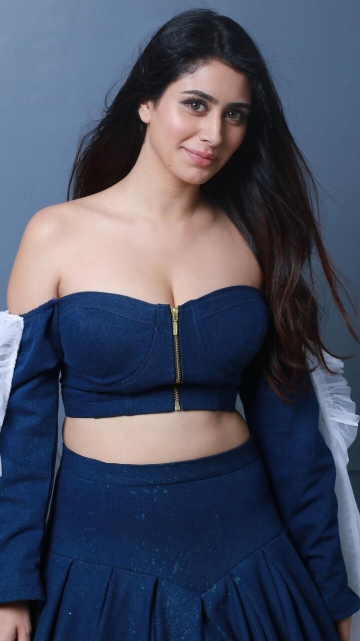 Warina hussain hot pics