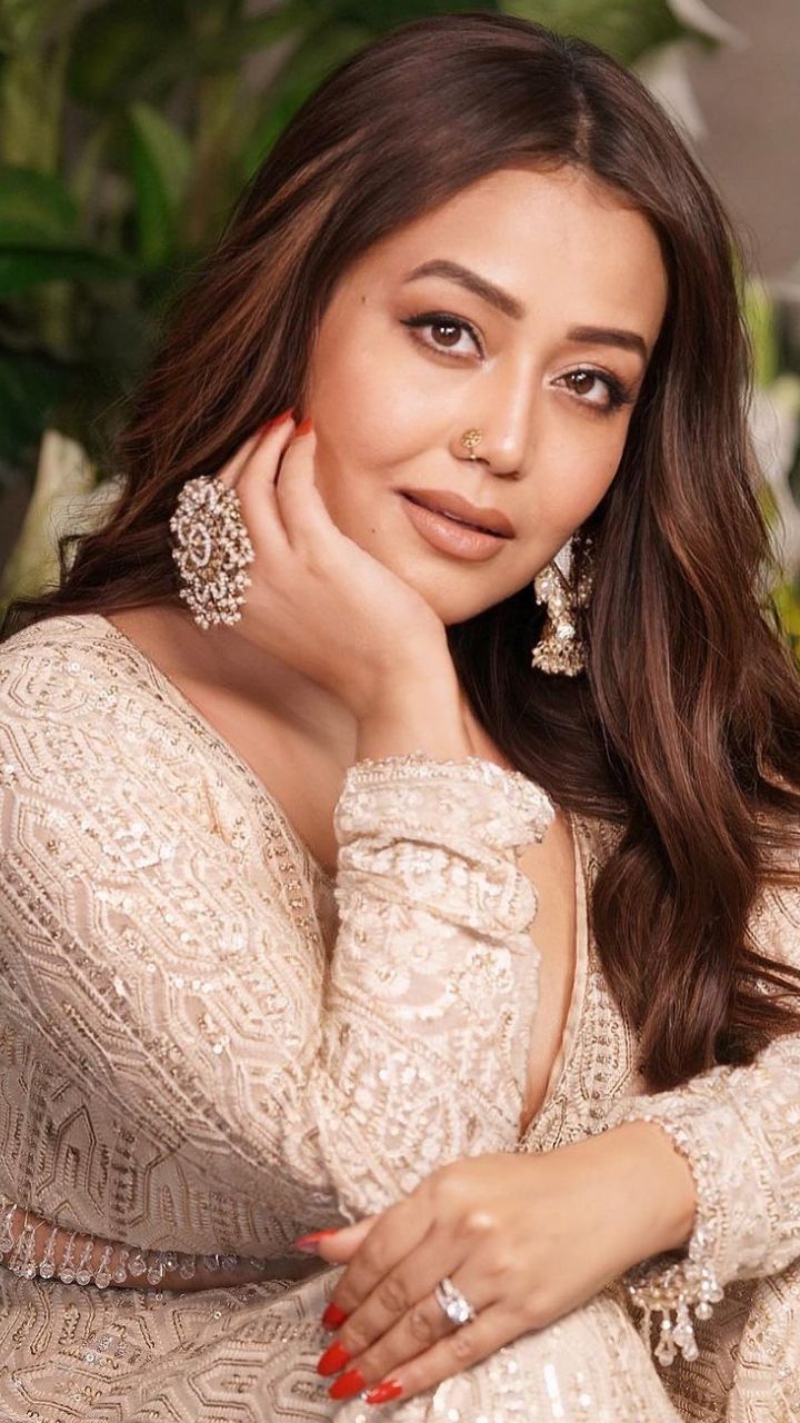 Neha Kakkar's Instagram, Twitter & Facebook on IDCrawl