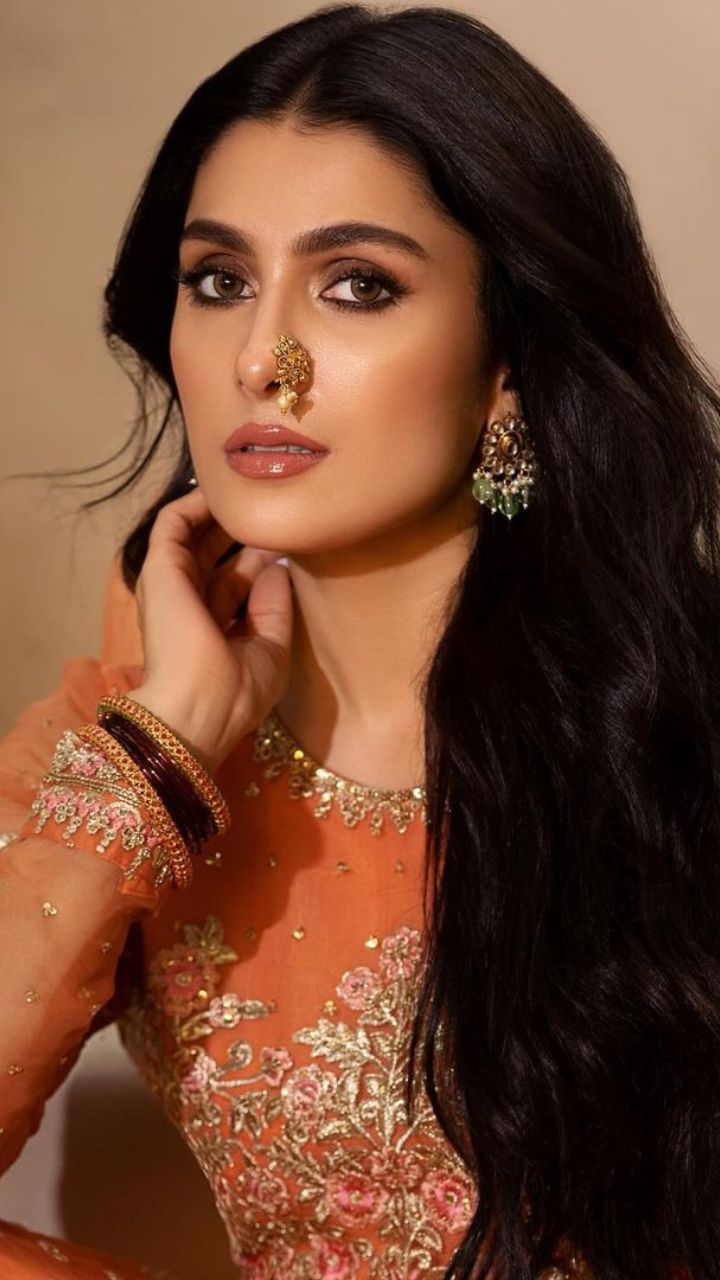 ayeza khan orange dress Ayeza Khan dazzles fans in gorgeous orange bridal dress. The Chupke Chupke star did a stunning bridal shoot for Royli Salon in designer Maha Wajahat Khan's beautiful ensemble @ayezakhan.ak Read more on