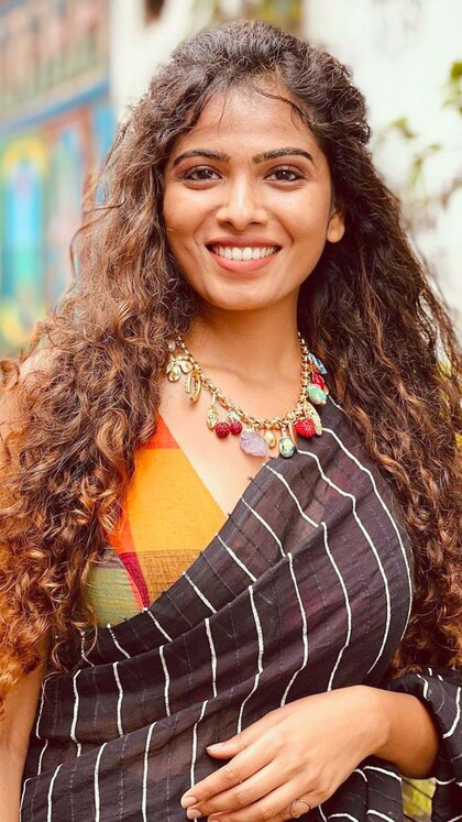  ‘കറുത്ത പെണ്ണേ’ പാട്ടിൽ റാപ് മിക്സ് ചെയ്ത്  മലയാളി മനസ്സിൽ പാടി കയറിയ ഗായികയാണ് സന മൊയ്തൂട്ടി 