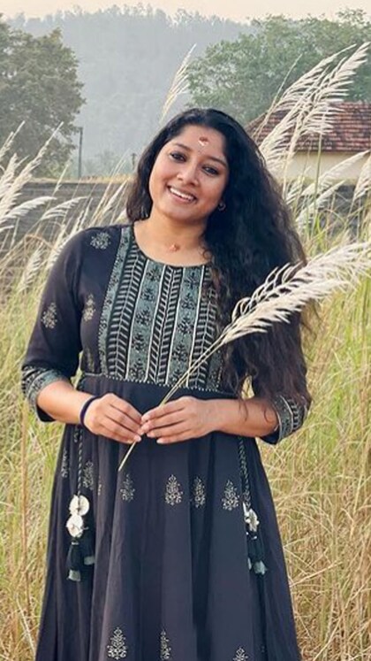 ജീവിതം ഹാപ്പിയാണ്; യാത്രയും വിശേഷങ്ങളുമായി അനുമോൾ