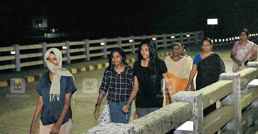 ernakulam-night-walk-on-kundannoor-bridge ernakulam-night-walk-on-kundannoor-bridge